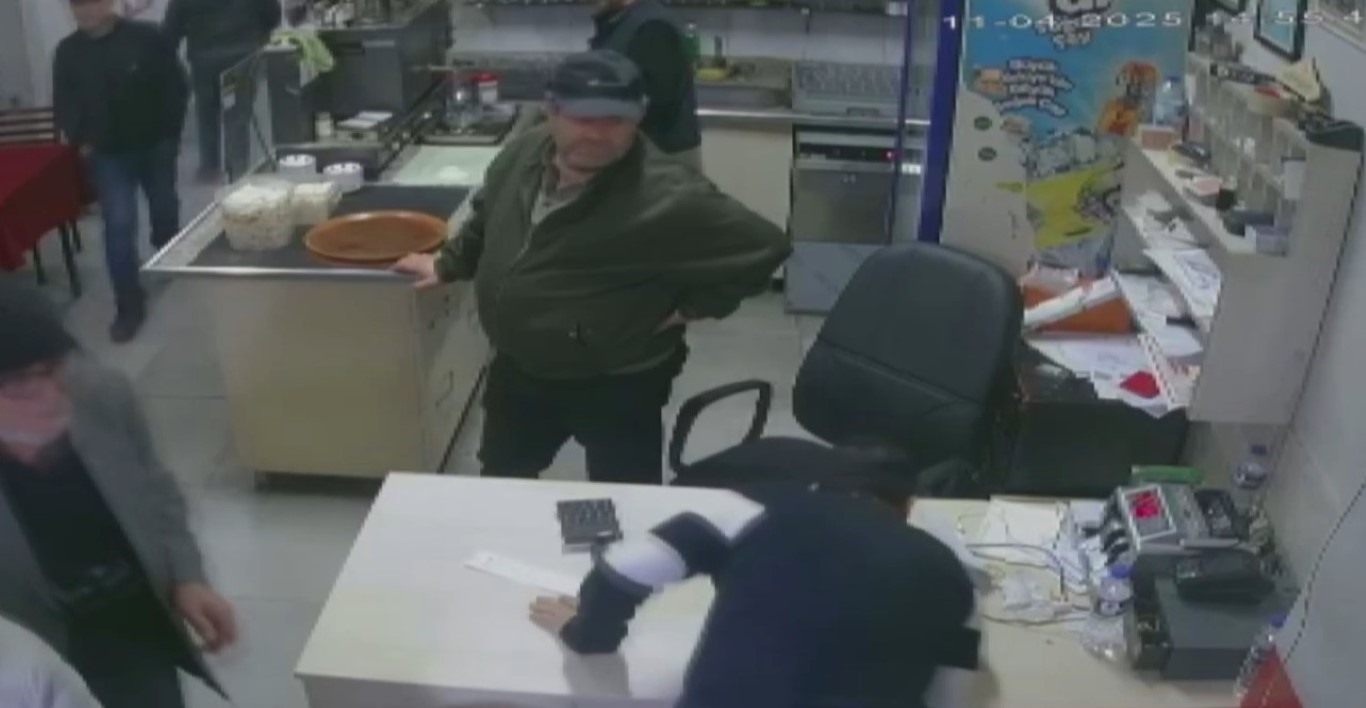 Kalp krizi geçirdi, yardım istemek için kıraathaneye sığındı