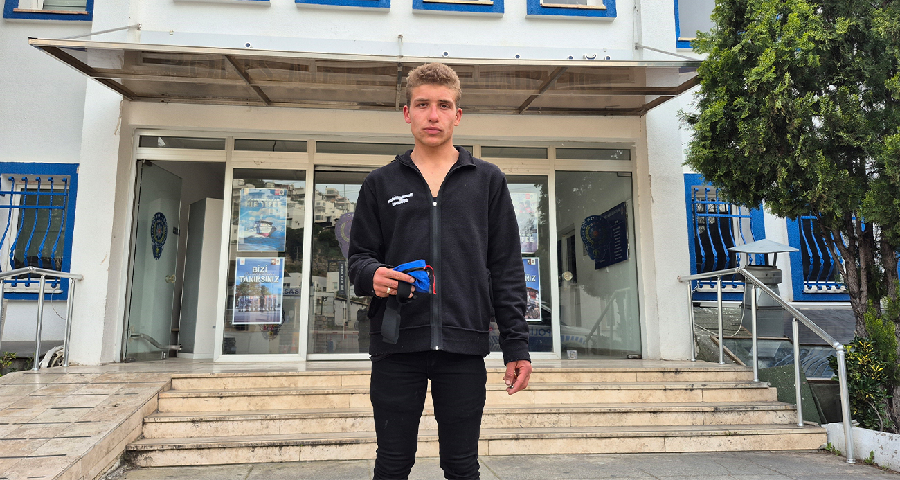 Kağıt toplayıcısı gençten örnek davranış