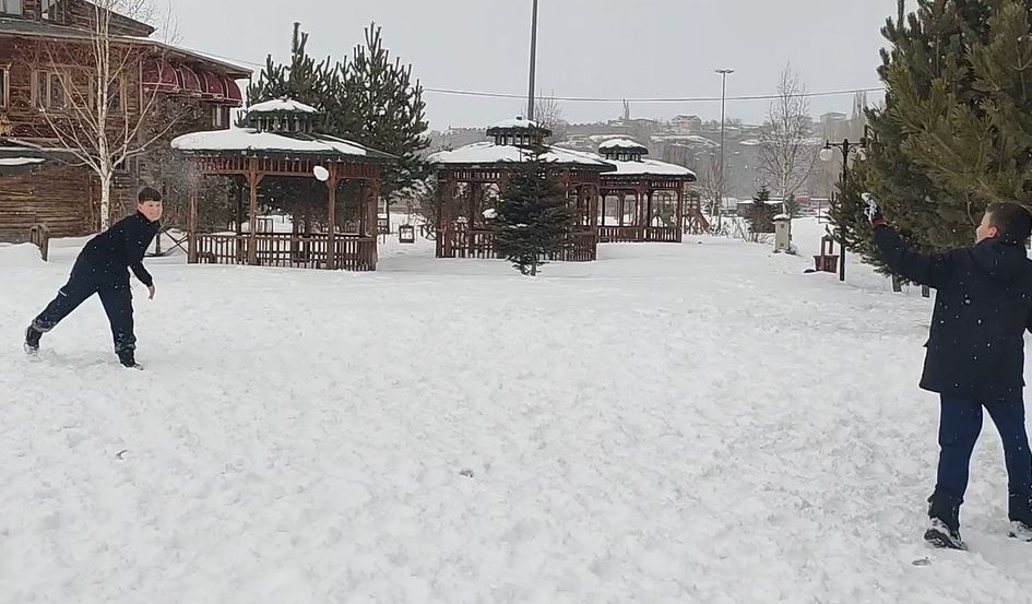 Karın tadını kar topu ve futbol oynayarak çıkardı
