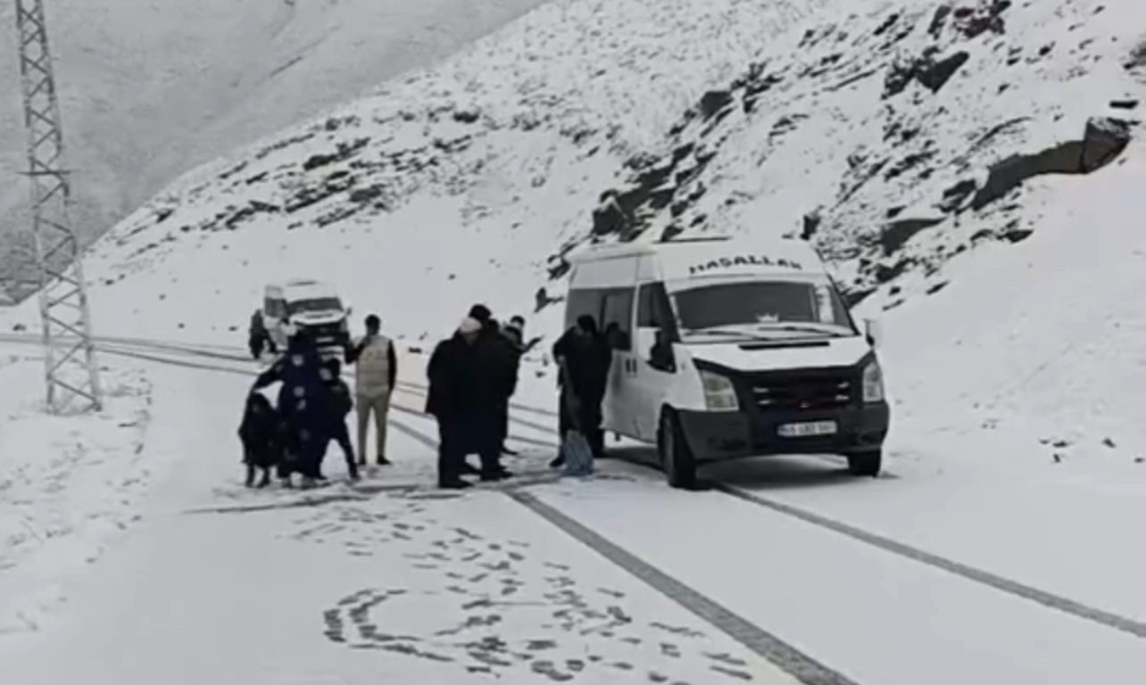 Karla kaplı yolda mahsur kaldılar