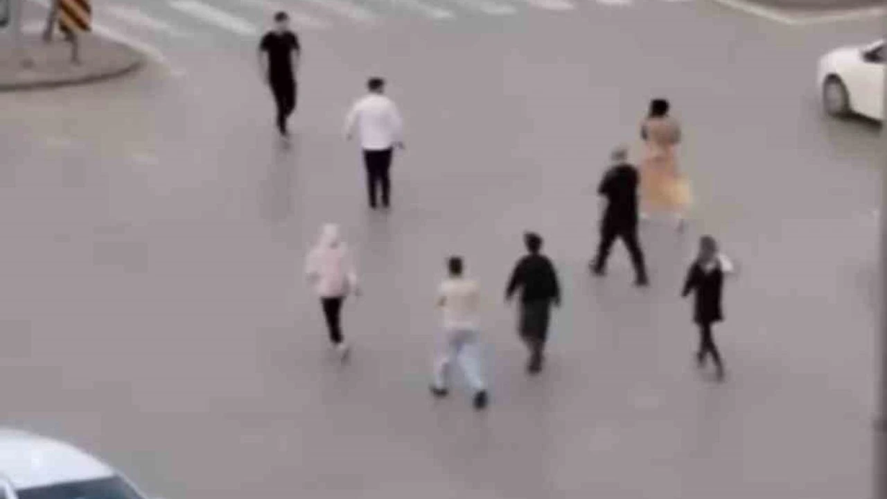 Trafiğin ortasında sopayla kavga ettiler