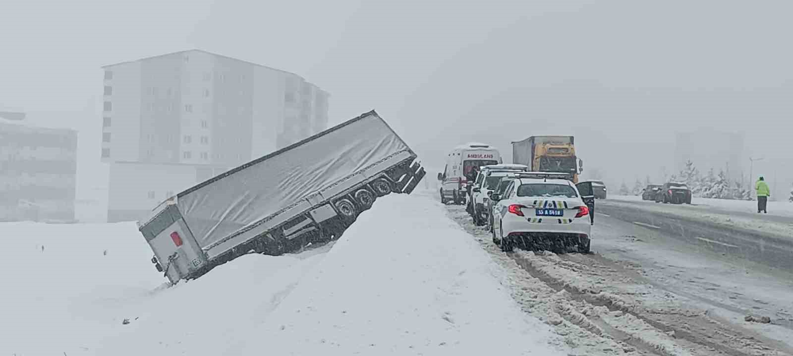 Kayganlaşan yolda tır şarampole yuvarlandı