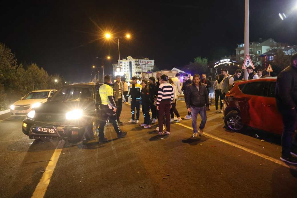 Kırmızı ışıkta kazaya neden olan sürücü olay yerinden kaçtı