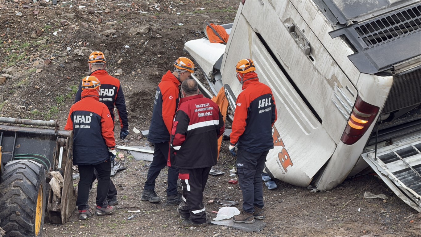Kontrolden çıkan otobüs tarlaya uçtu: 2 ölü, 25 yaralı
