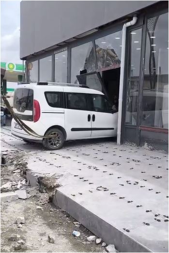 Van’da kontrolden çıkan araç dükkâna girdi