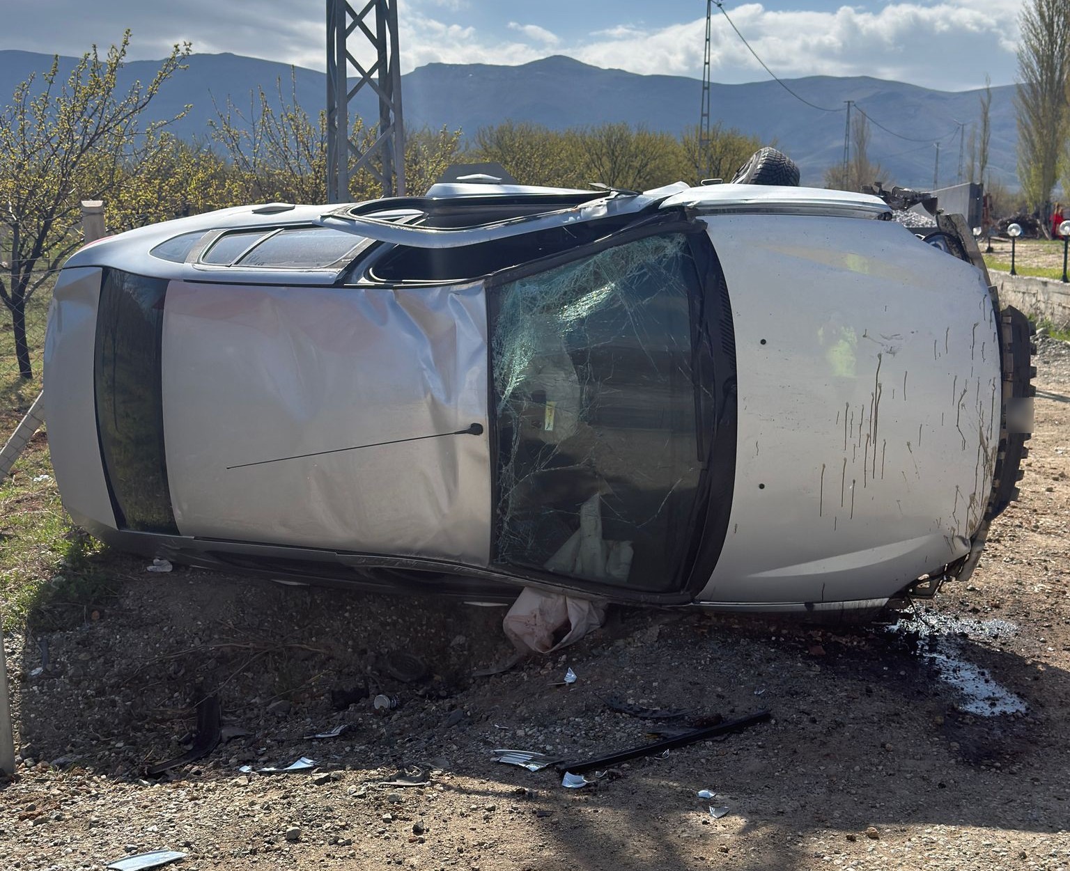 Kontrolden çıkan araç, toprak yığınına çaparak takla attı