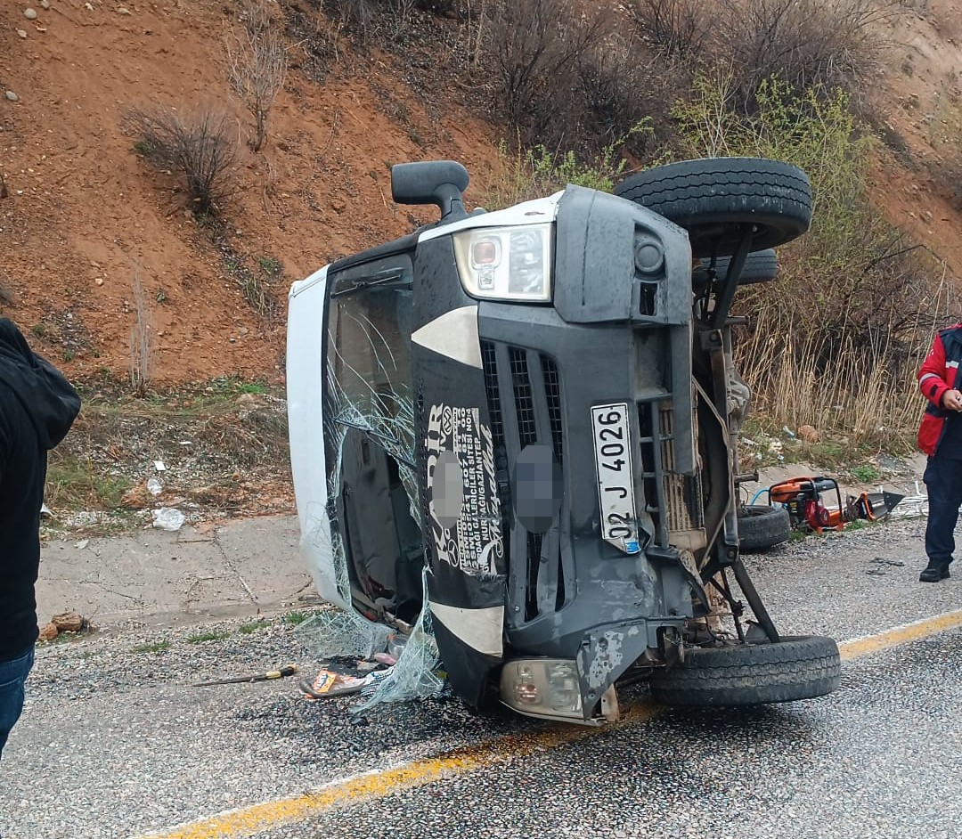 Kontrolden çıkan minibüs devrildi: 5 yaralı