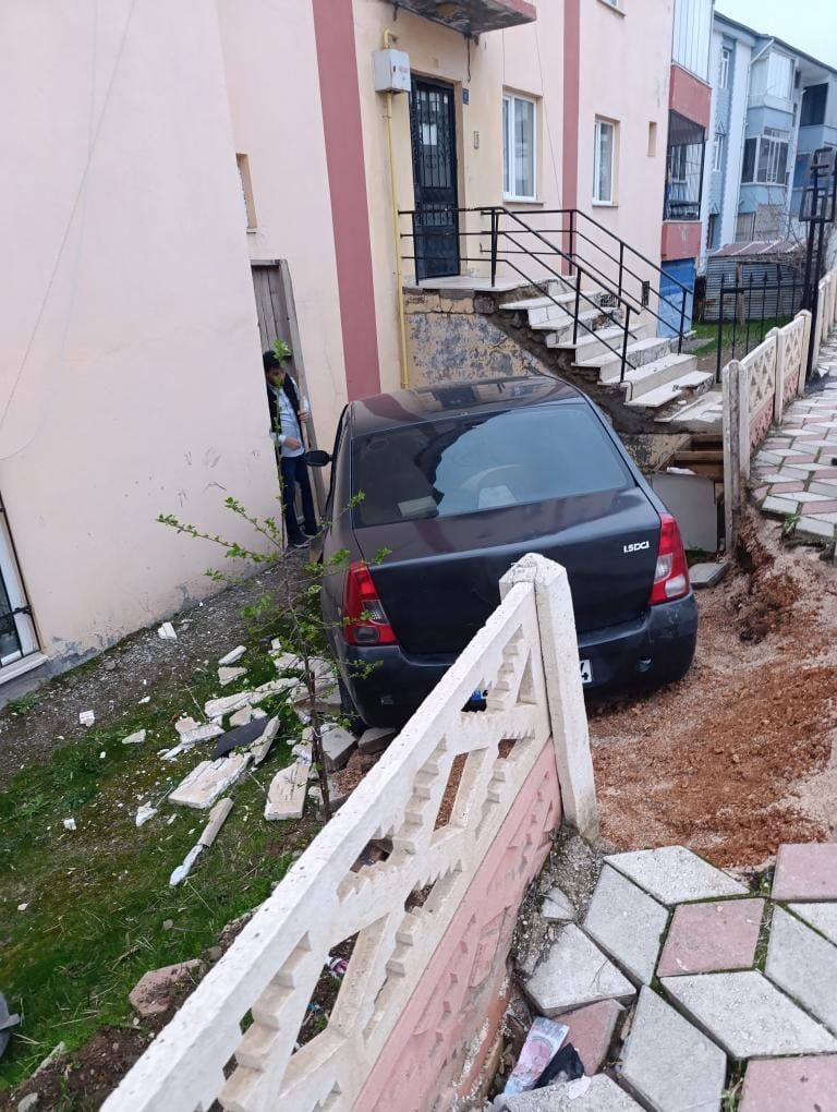 Kontrolden çıkan otomobil bahçeye uçtu