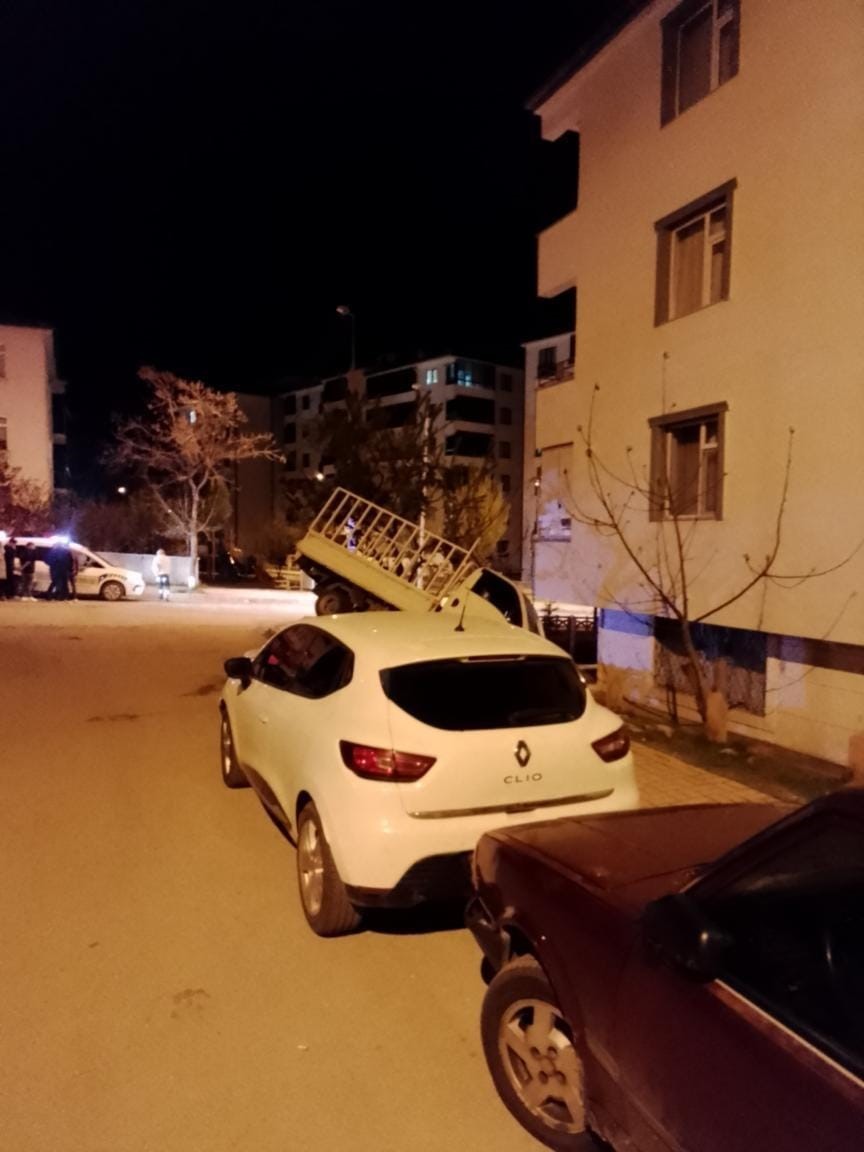 Kontrolden çıkan pikap apartman bahçesine uçtu