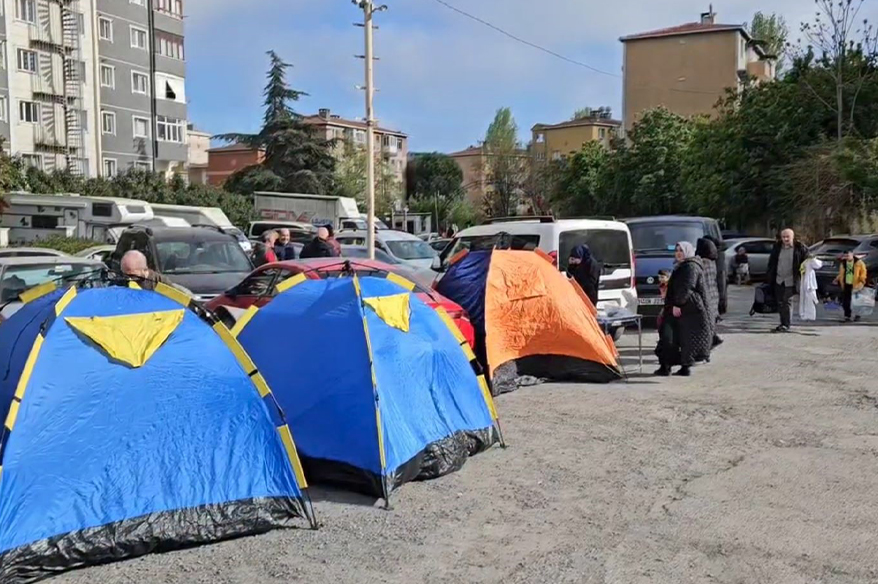 İstanbul’da vatandaşlar park ve bahçelere çadır kurdu