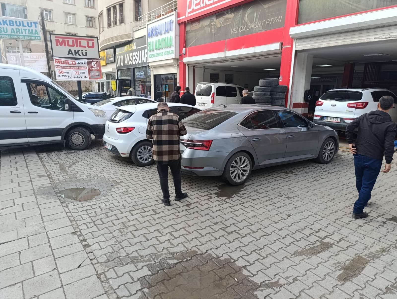 Van’da Lastikçilerde Yaz Yoğunluğu Başladı