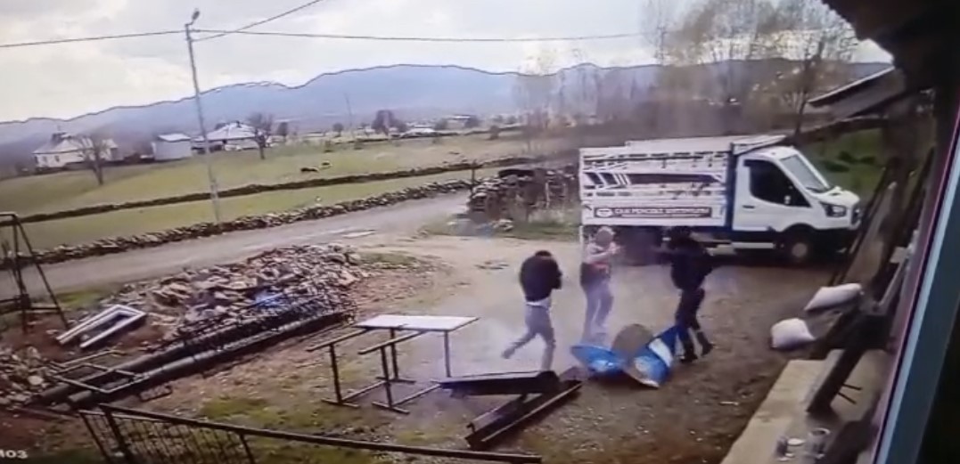 Merakları başlarına iş açtı!