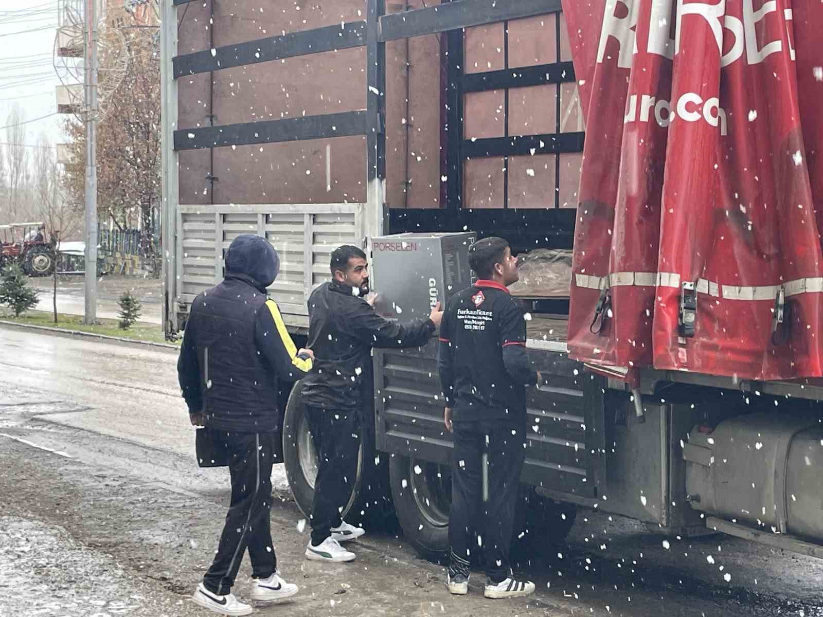 Nisan ayında yağan kar şaşırttı