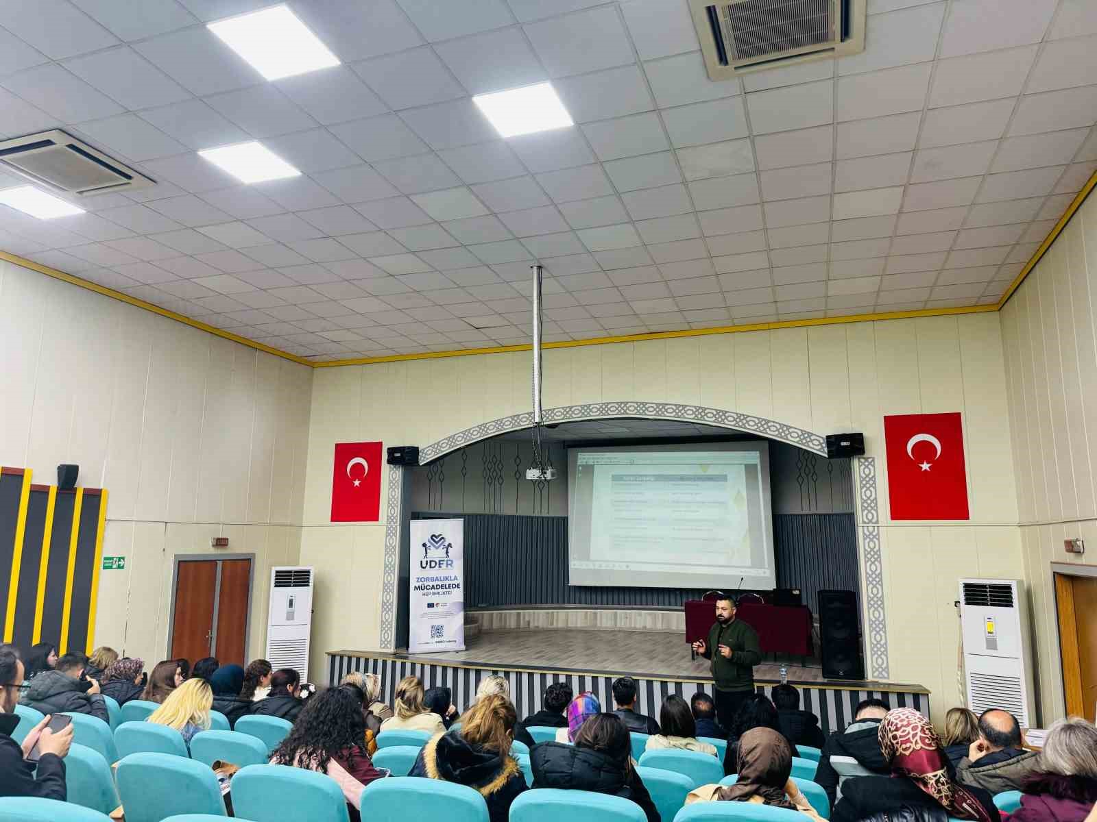 Öğretmenlere zorbalıkla mücadele eğitimi