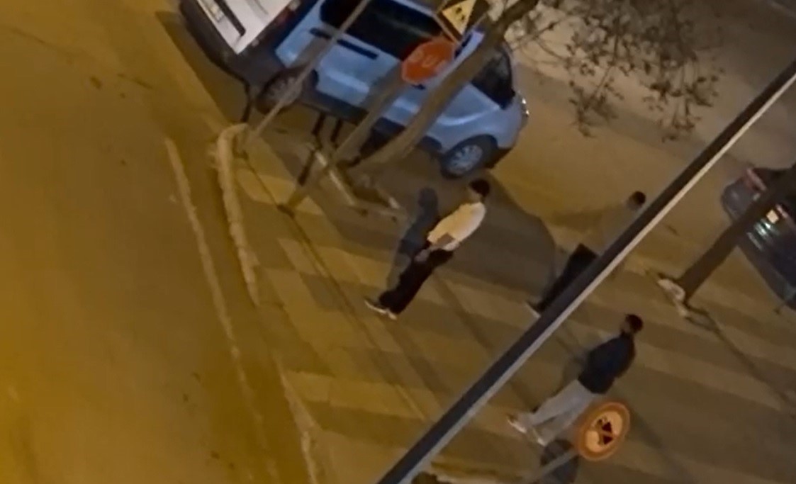 Otobüs durağının camlarını kıran şüpheliler kameraya yakalandı