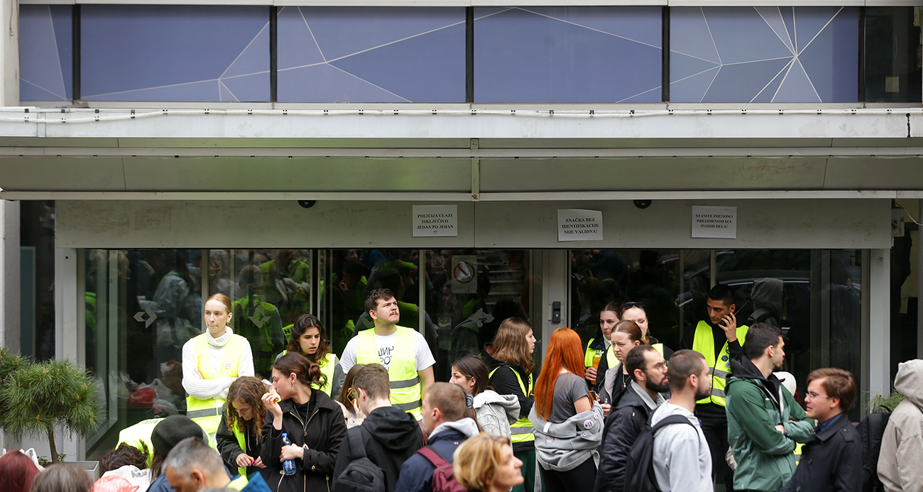 Protestocu öğrenciler devlet televizyonunu ablukaya aldı