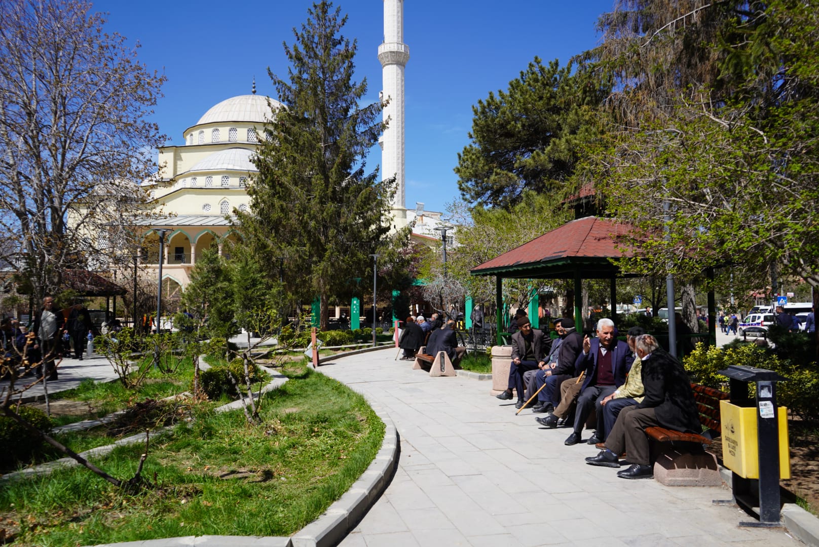 Van’da bahar coşkusu: Vatandaşlar parklara akın etti