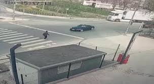 Pendik’te yaya geçidinde otomobilin altında kalmaktan son anda kurtuldu…