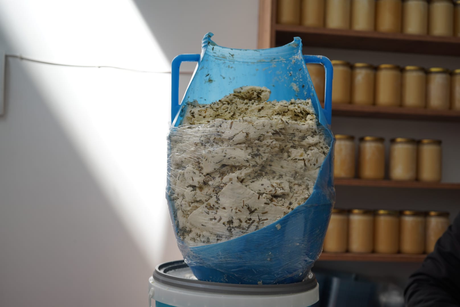 Kiloyla değil, gramla alınıyor: Otlu peynir fiyatları cep yakıyor