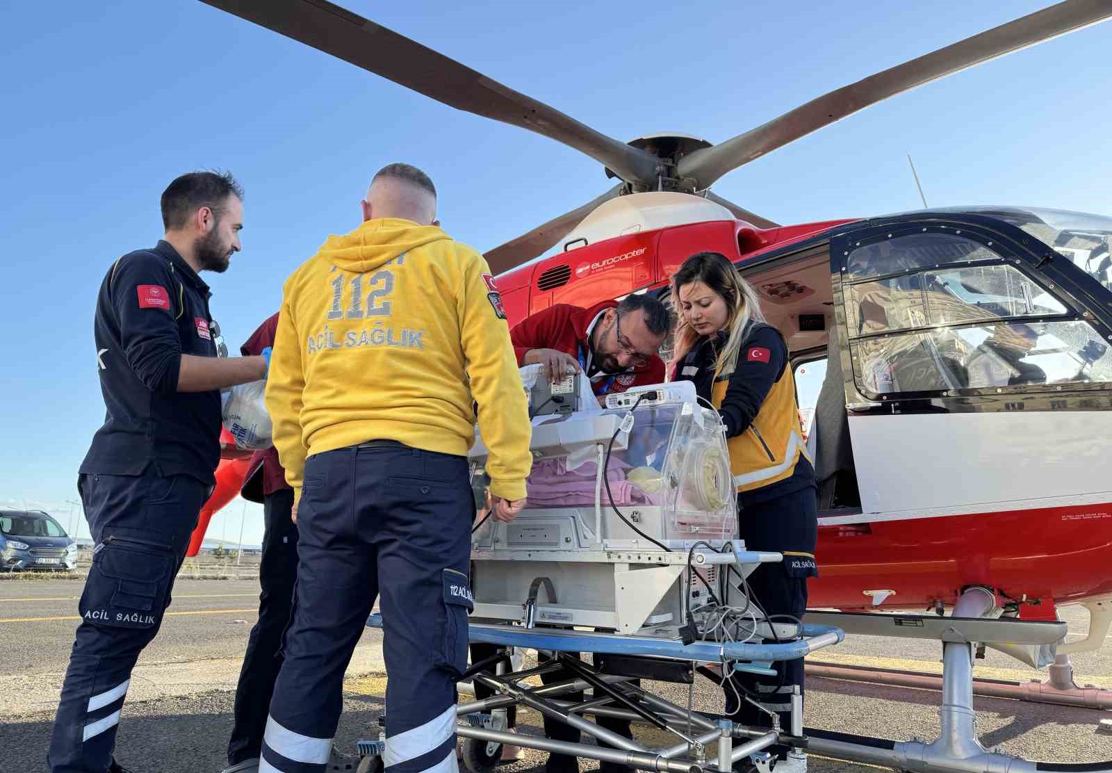 Prematüre bebek, göz tedavisi için helikopterle Van’a sevk edildi