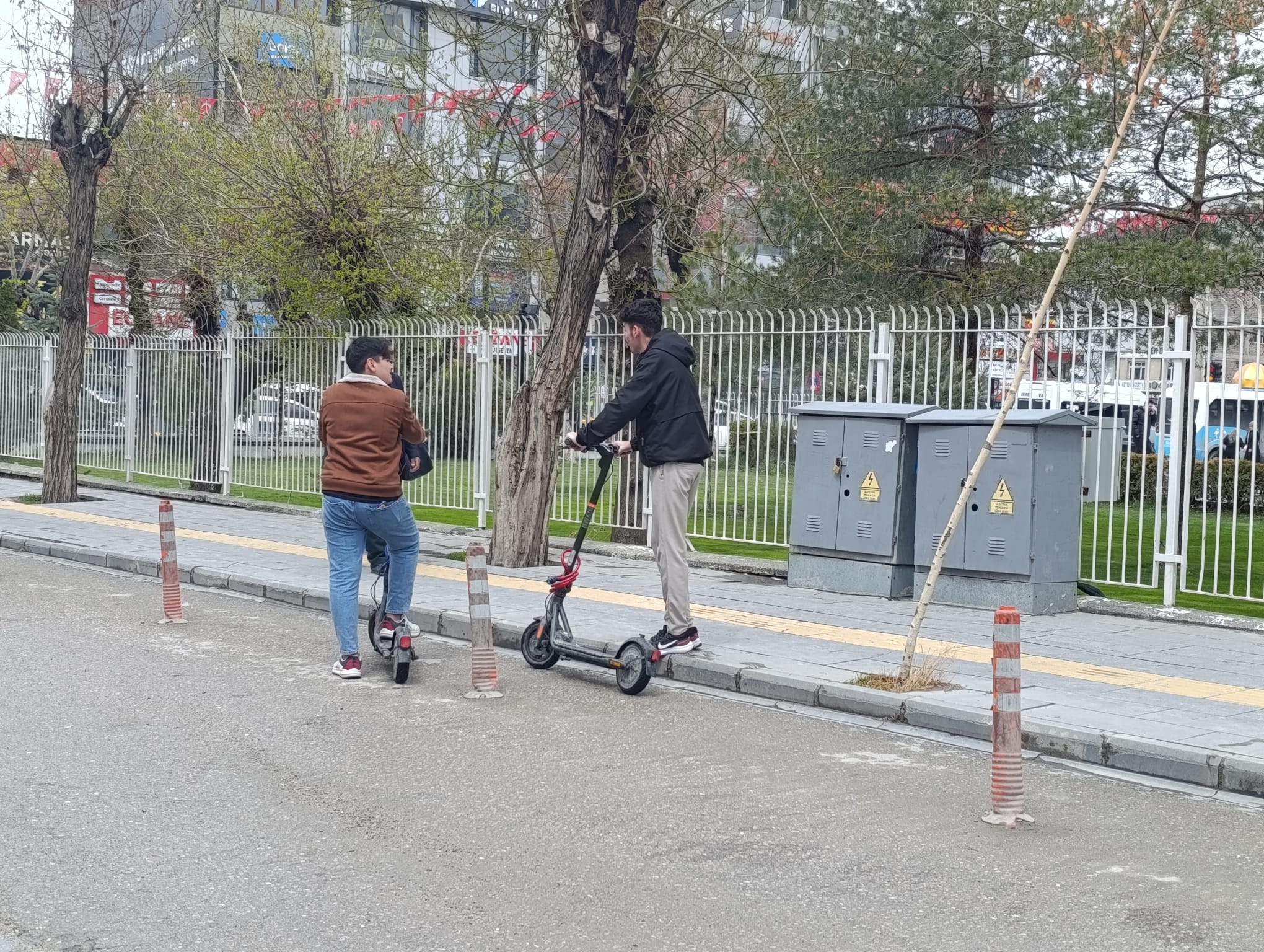 Van’da havalar ısındı, scooterlar meydana çıktı