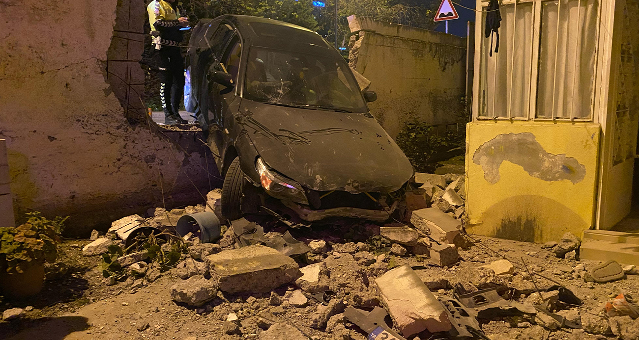 Otomobil evin bahçesine uçtu, sürücü kaçtı
