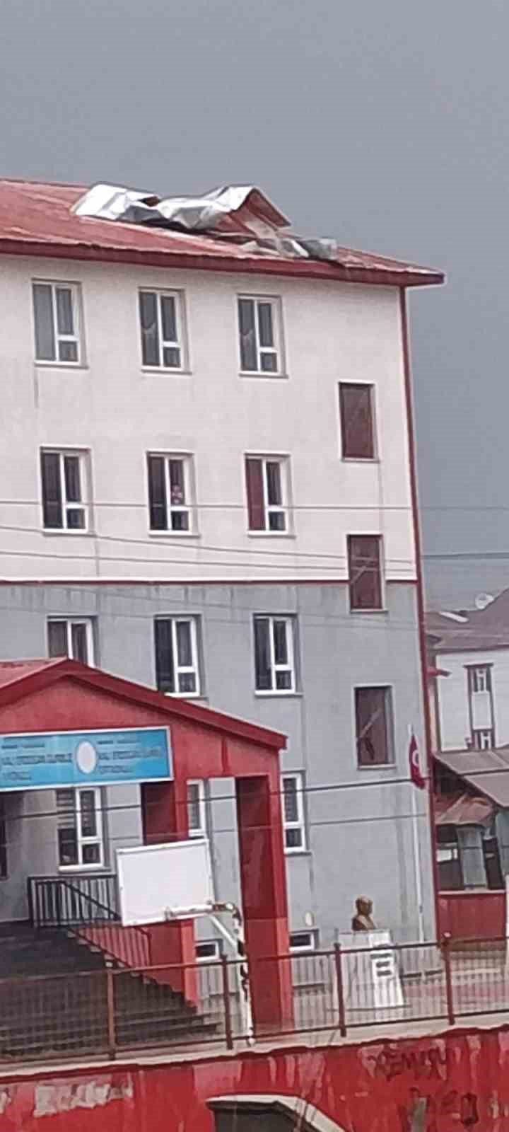 Şiddetli fırtına okulun çatısını uçurdu