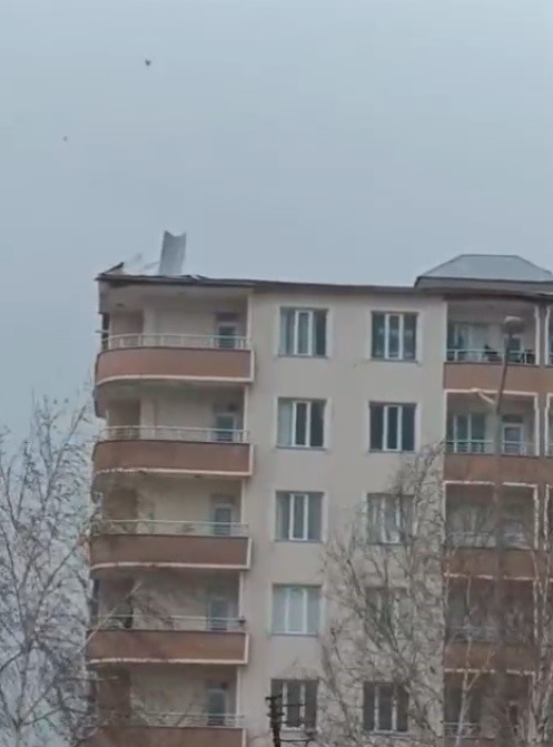 Şiddetli fırtına çatıları uçurdu