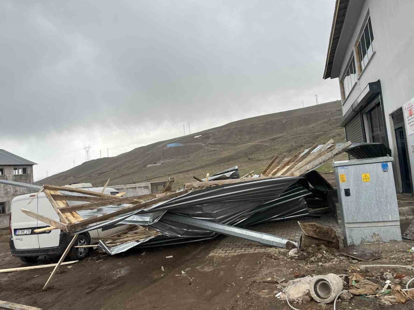 Şiddetli fırtına çatıları uçurdu
