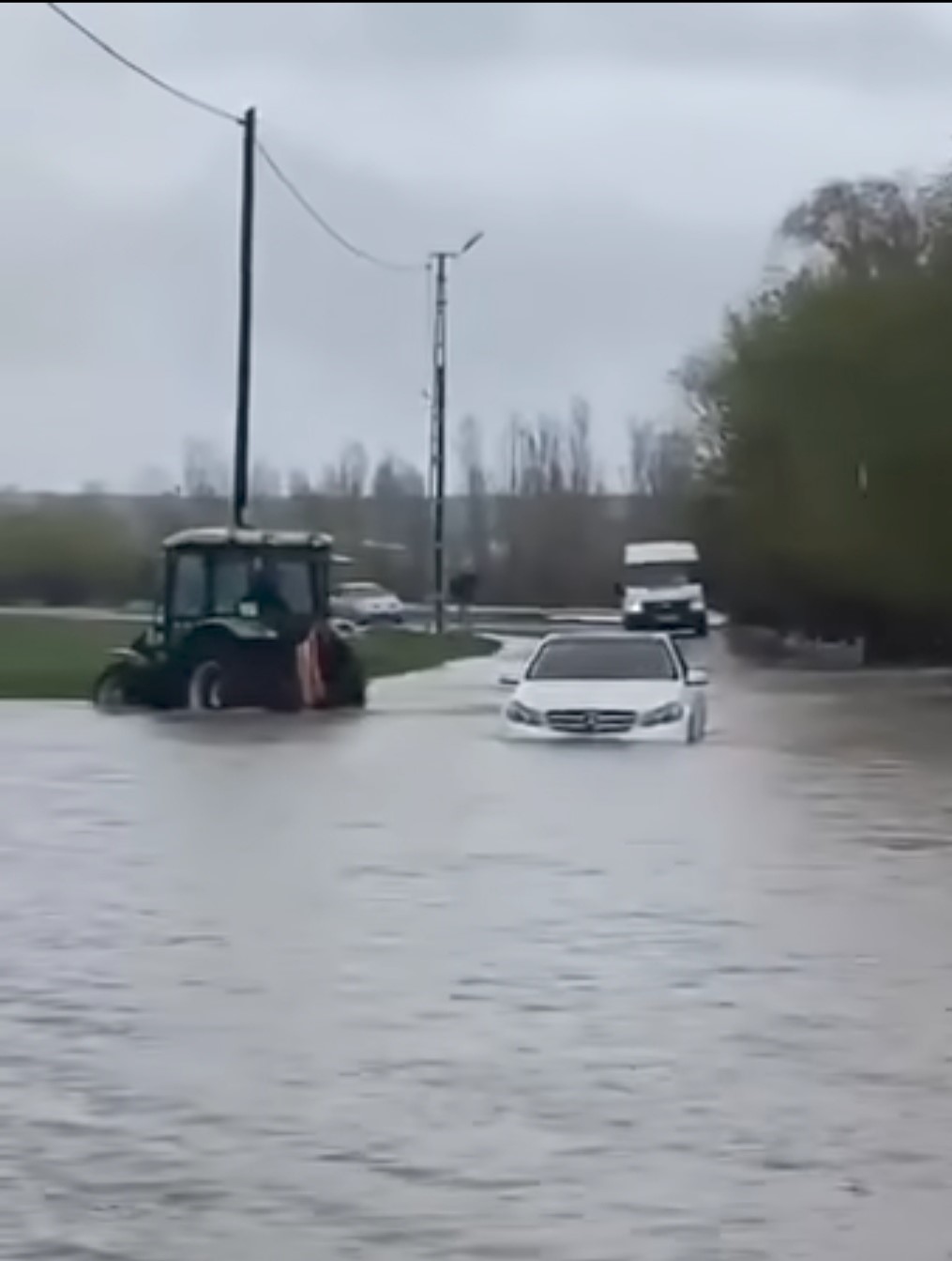 Şiddetli yağmur köy yolunu göle çevirdi
