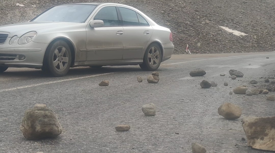 Sürücüler Dikkat! Van’da Yola Düşen Taşlar Kazaya Davetiye Çıkarıyor