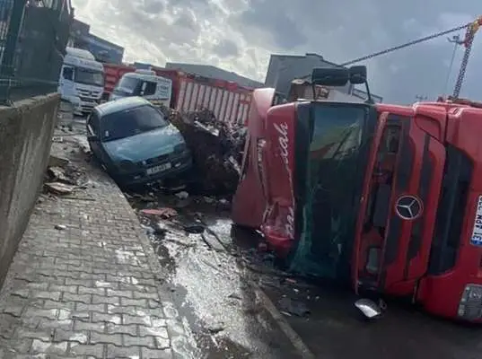 Virajı alamayan tır park halindeki araçların üstüne devrildi
