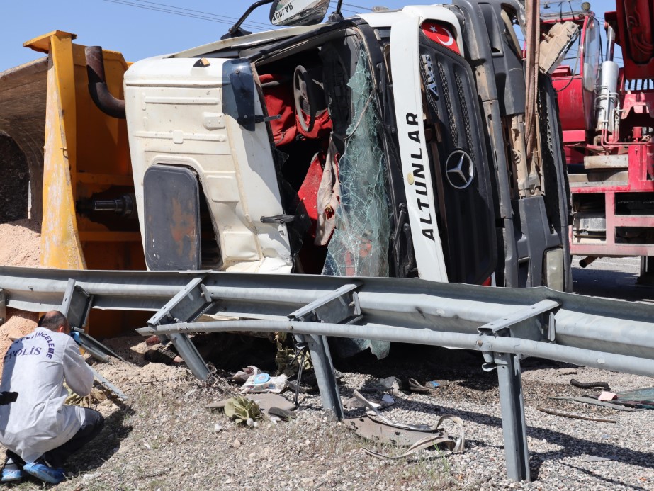 Virajı alamayan tır kaza yaptı: 1 ölü