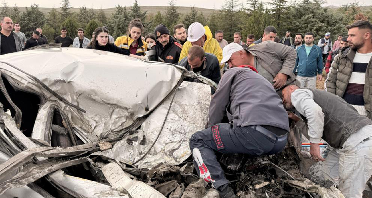 Tırla çarpışan otomobil kağıt gibi ezildi: 1 ölü, 1 yaralı