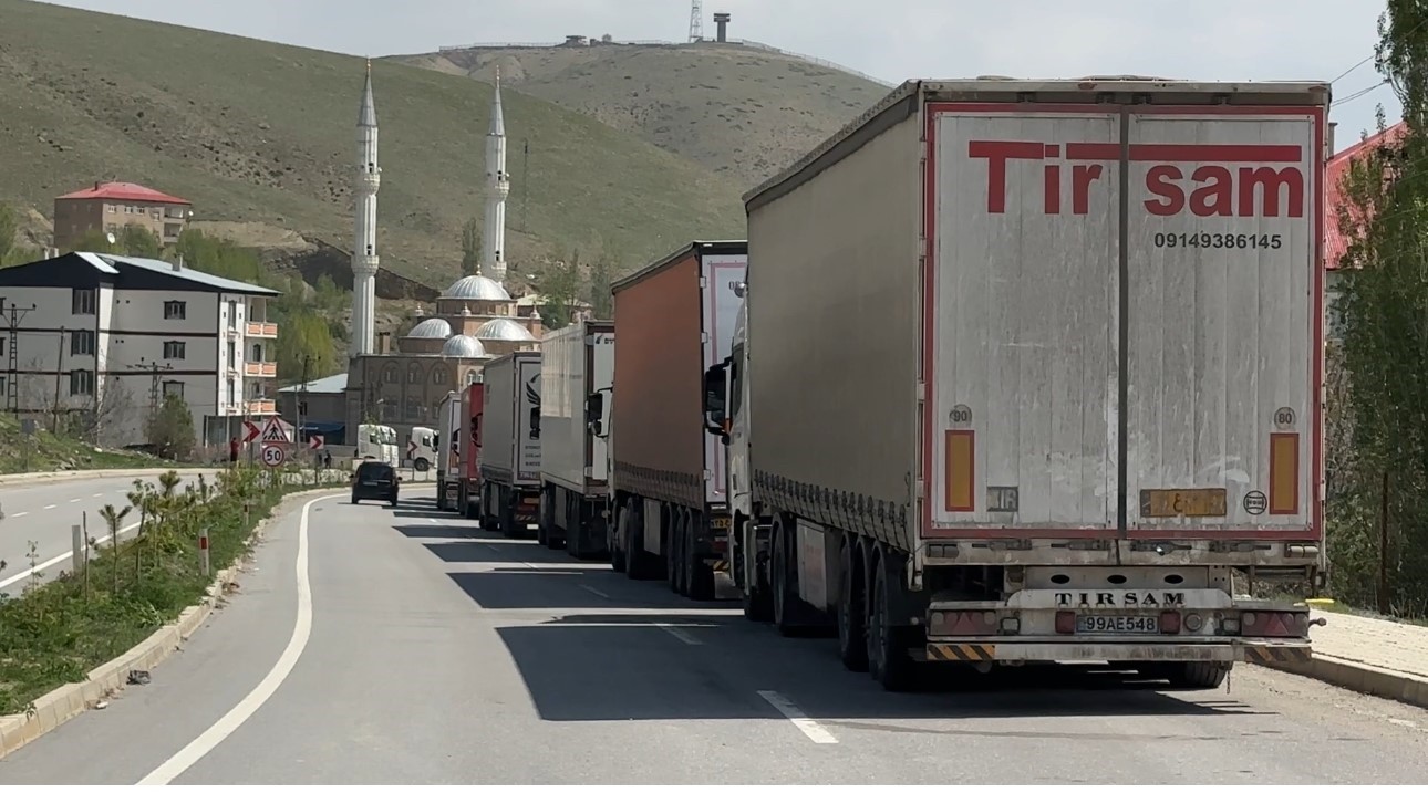 Türkiye-İran sınırında tır krizi! 2 kilometrelik tır kuyruğu