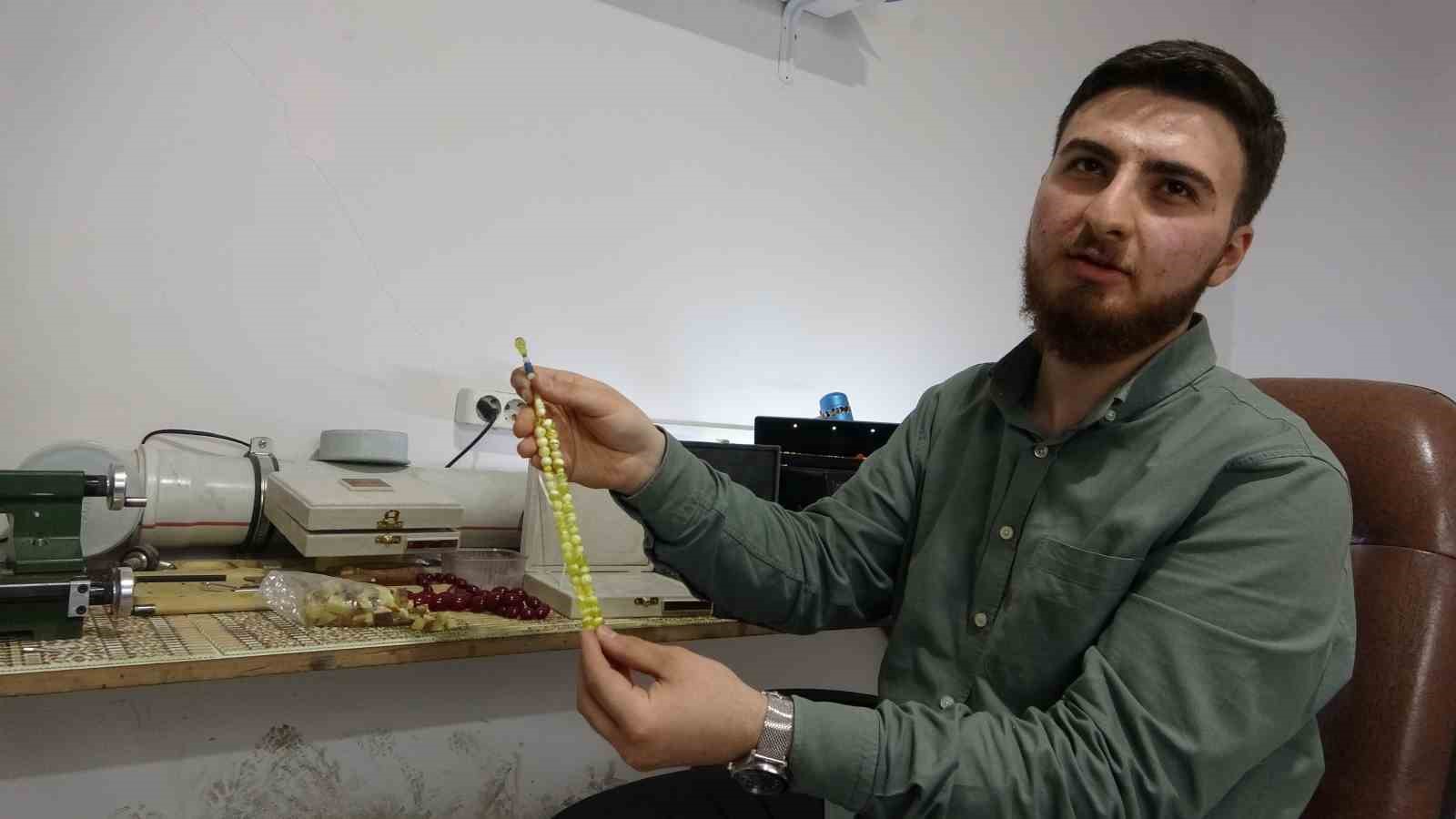 Usta ellerin ürettiği  “tespihler” 10 ila 15 bin TL arasında alıcı bulabiliyor