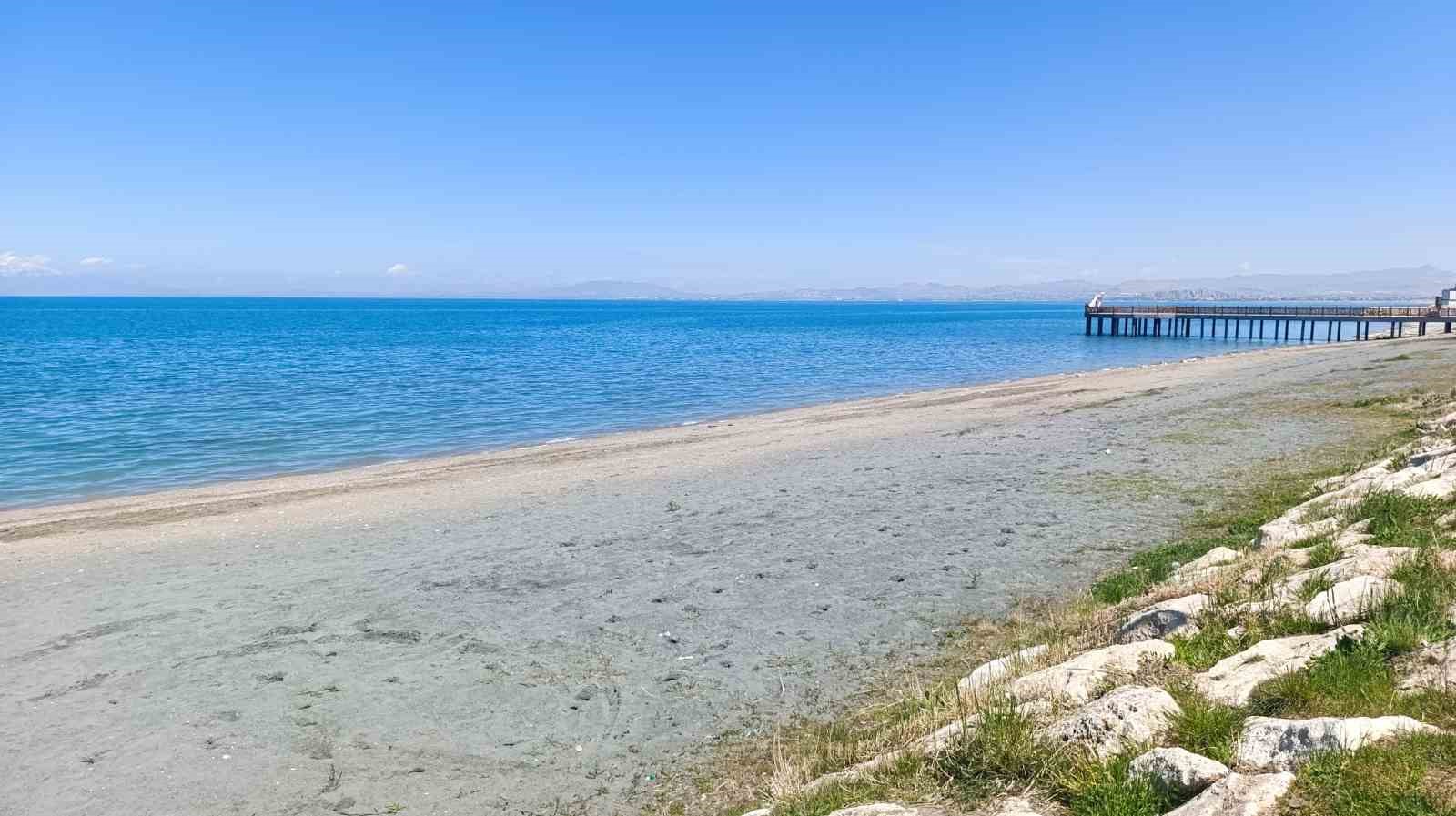 Van Gölü’nde çekilme sürüyor