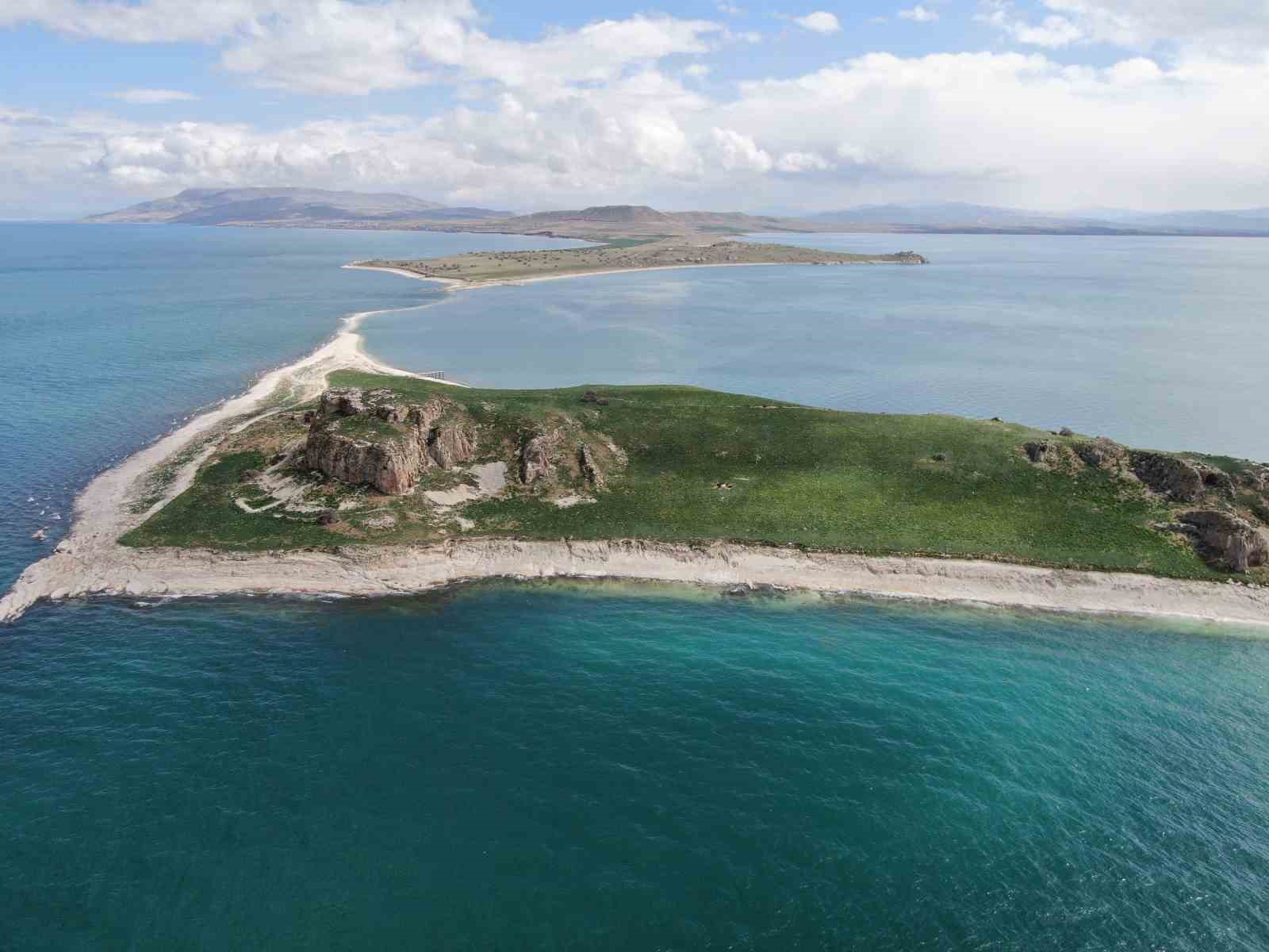 Van Gölü’nün el değmemiş güzelliği: Çarpanak Adası