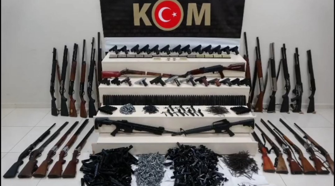 Van’da 13 adrese operasyon!