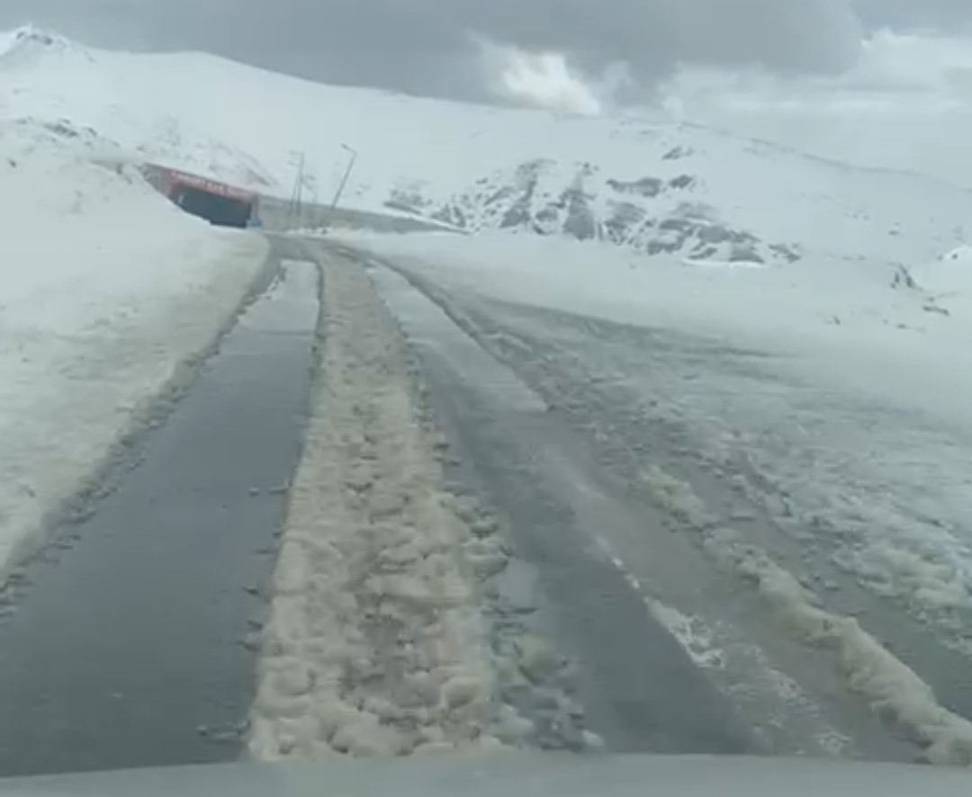 Van’da 3 bin rakımlı Karabet Geçidi’nde kar yağışı