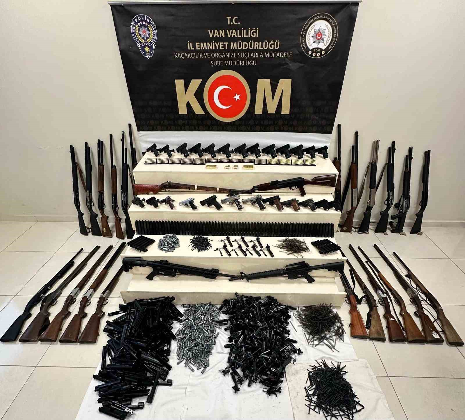Van’da çok sayıda gümrük kaçağı malzeme ele geçirildi
