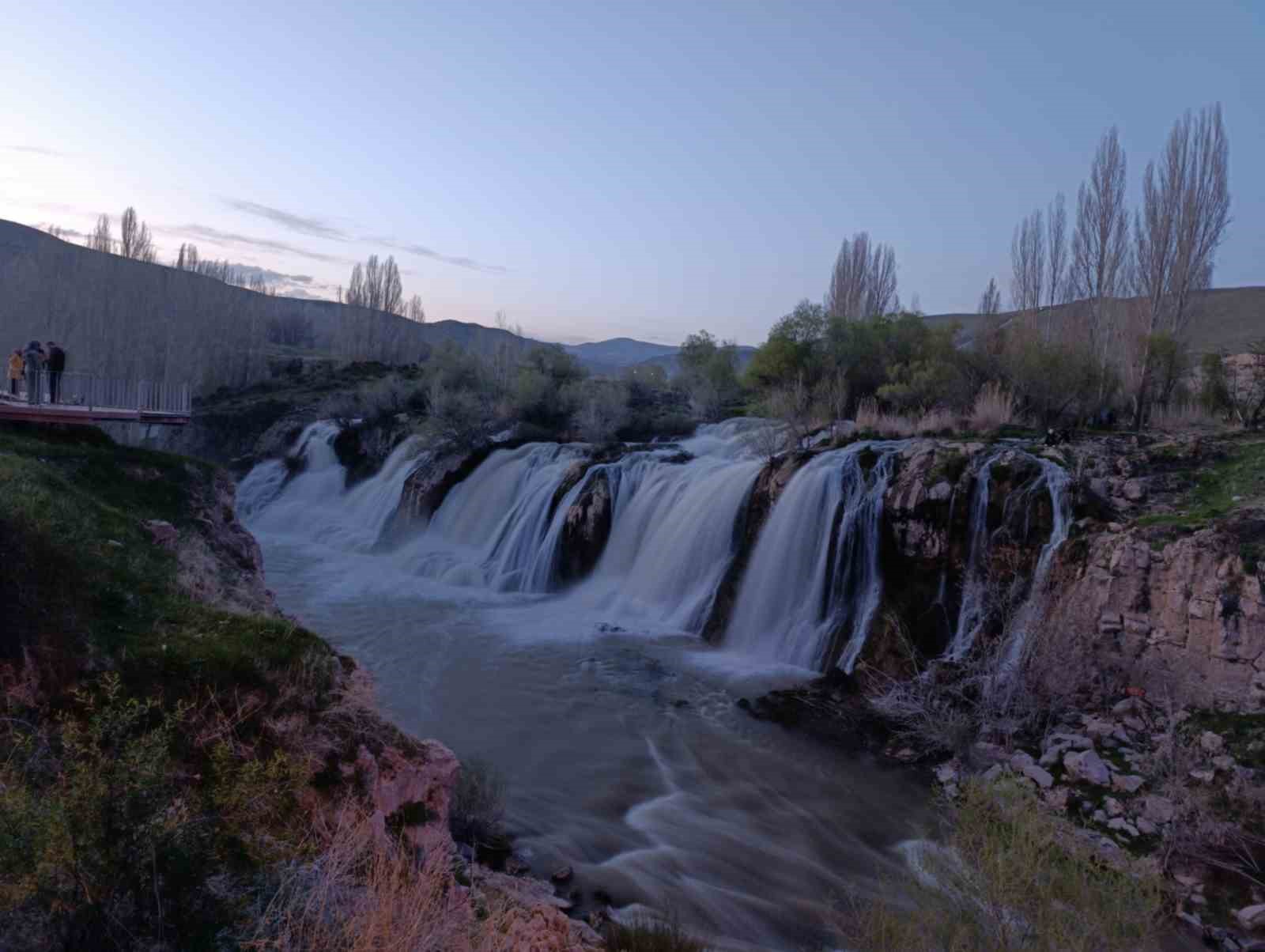 Van’da etkili olan yağışlar Muradiye Şelalesini coşturdu