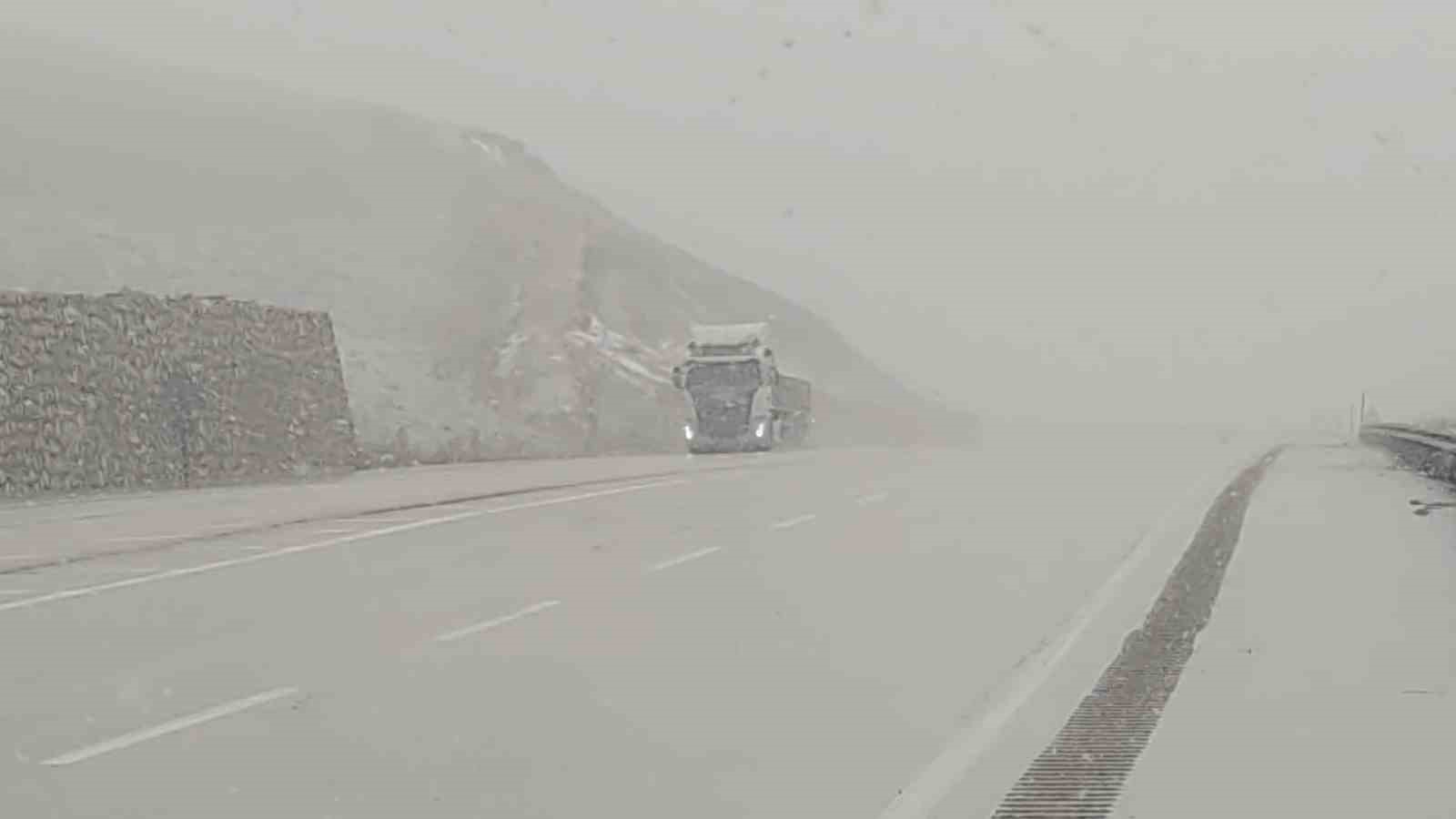 Van’da kar yağışı sürüyor