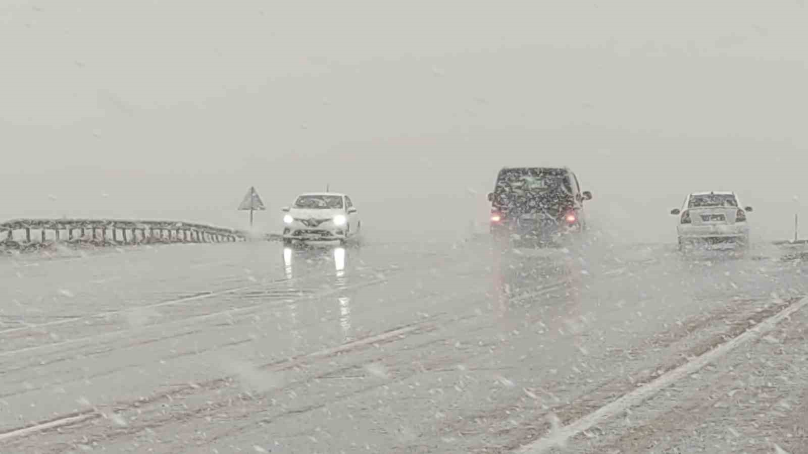 Van’da kar yağışı ve sis Kurubaş Geçidi’nde etkili oluyor