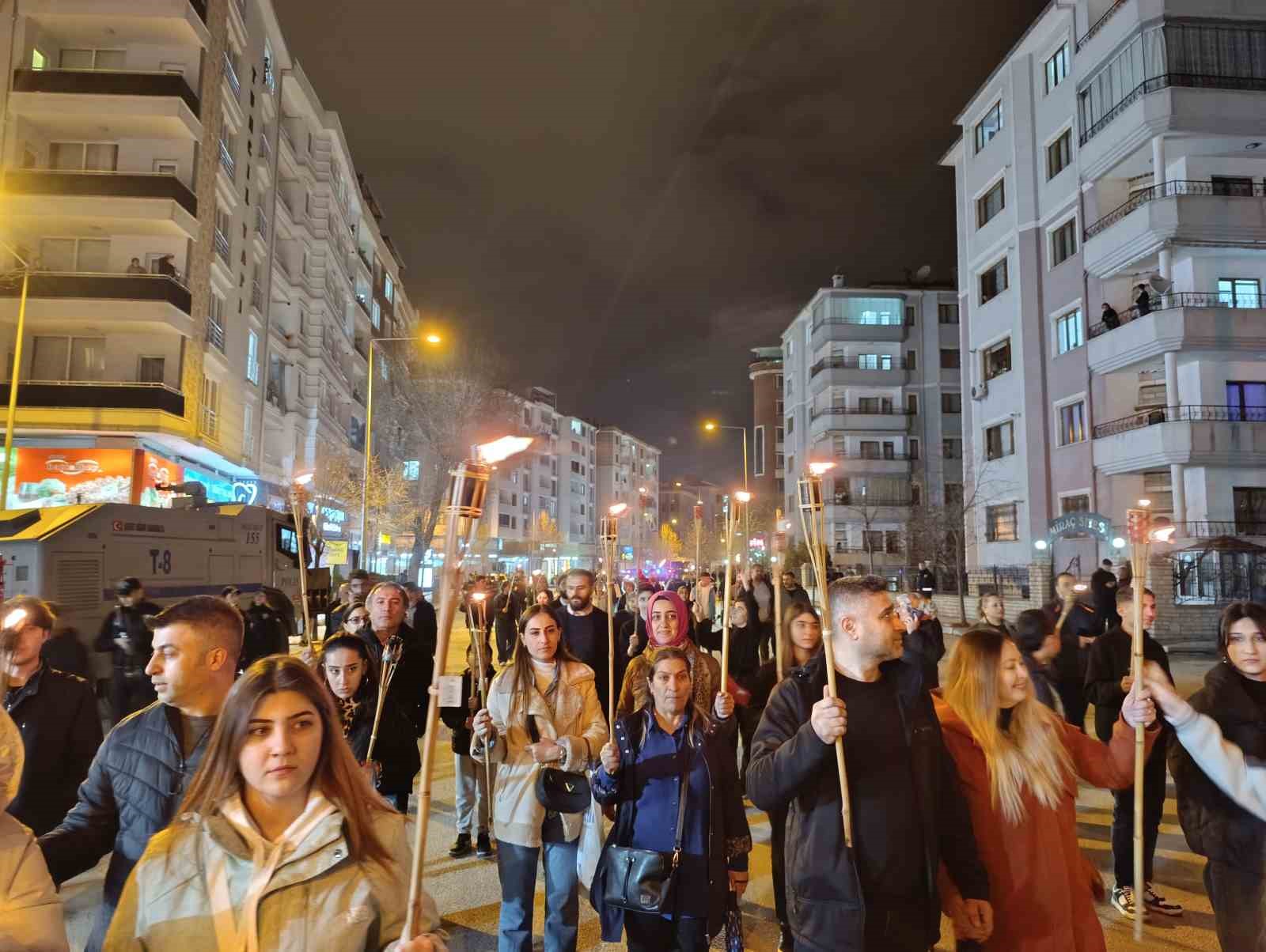 Van’da kurtuluş yıl dönümünü dolayısıyla fener alayı düzenlendi