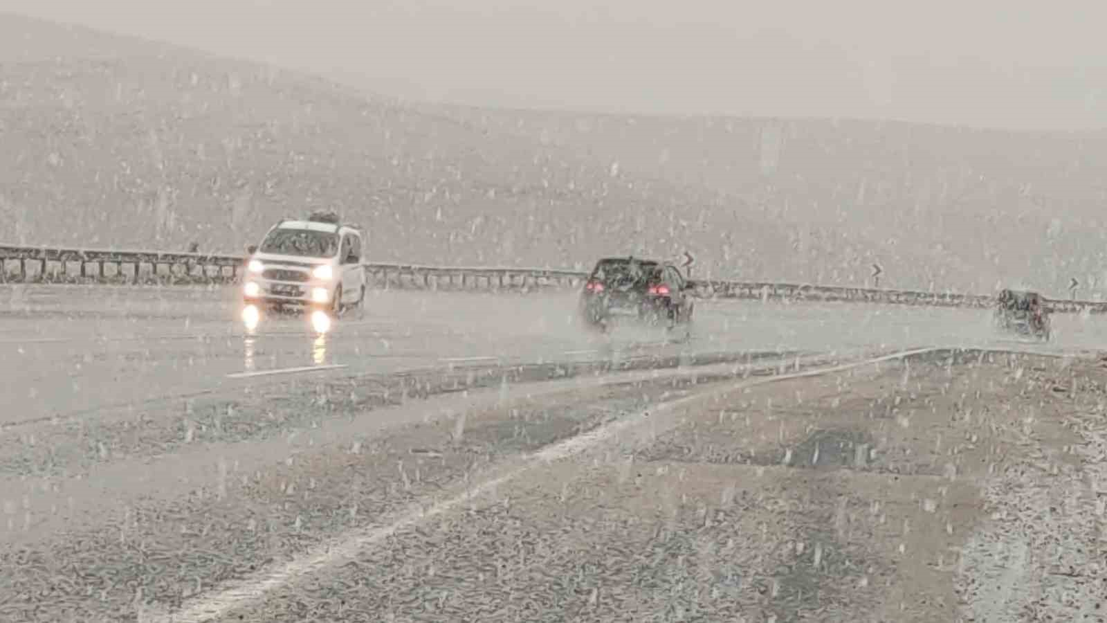 Van’da lapa lapa kar yağıyor