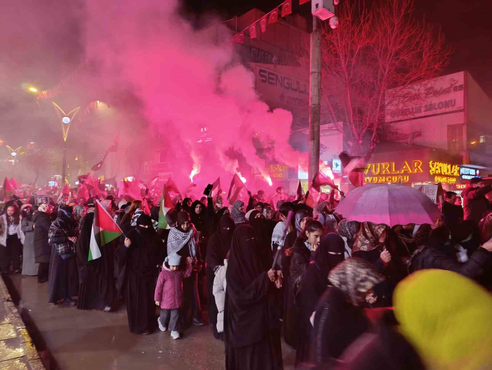 Van’da sağanak yağış altında “Öfke yürüyüşü”