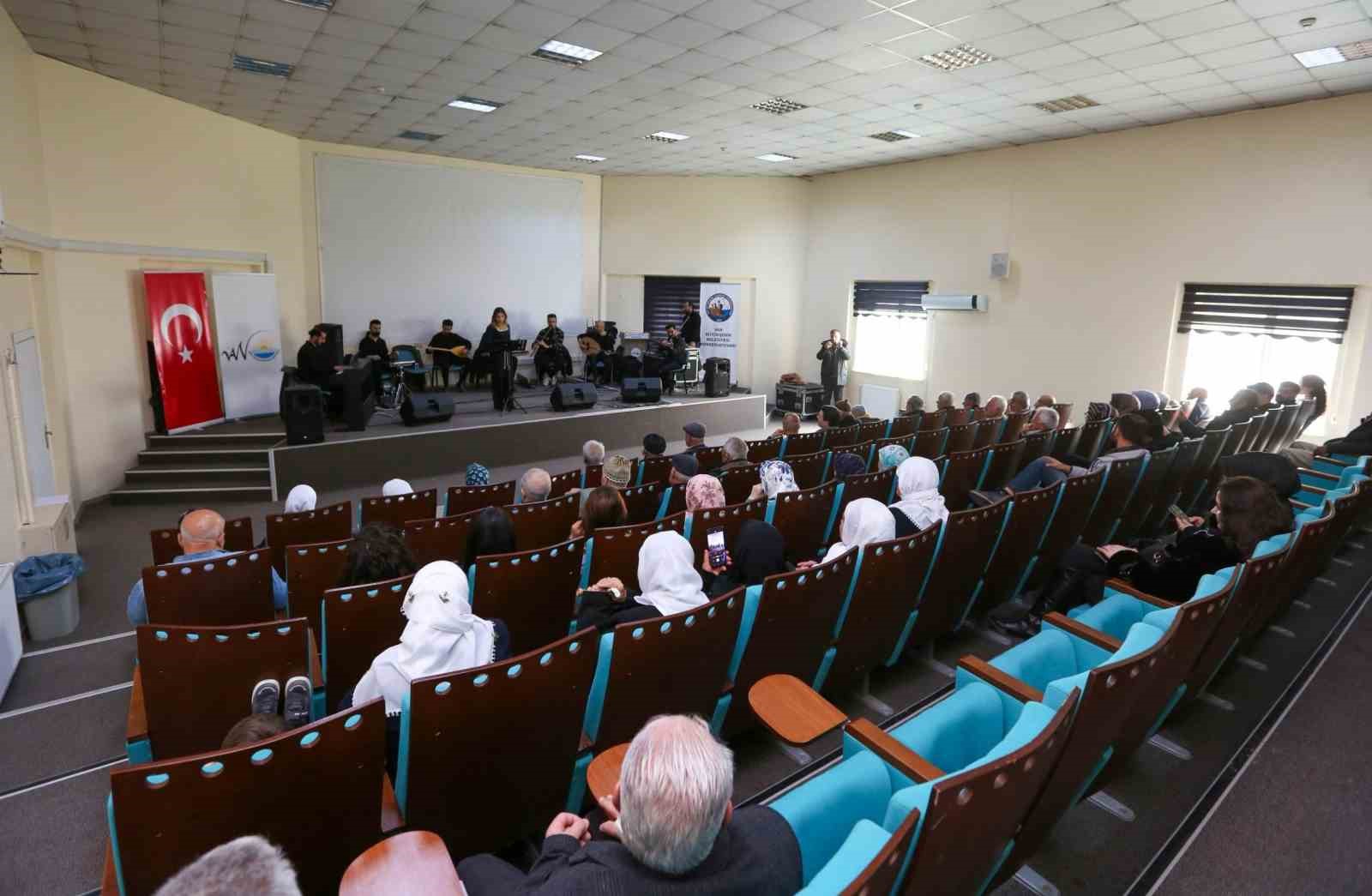 Van’da yaşlılara özel konser düzenledi