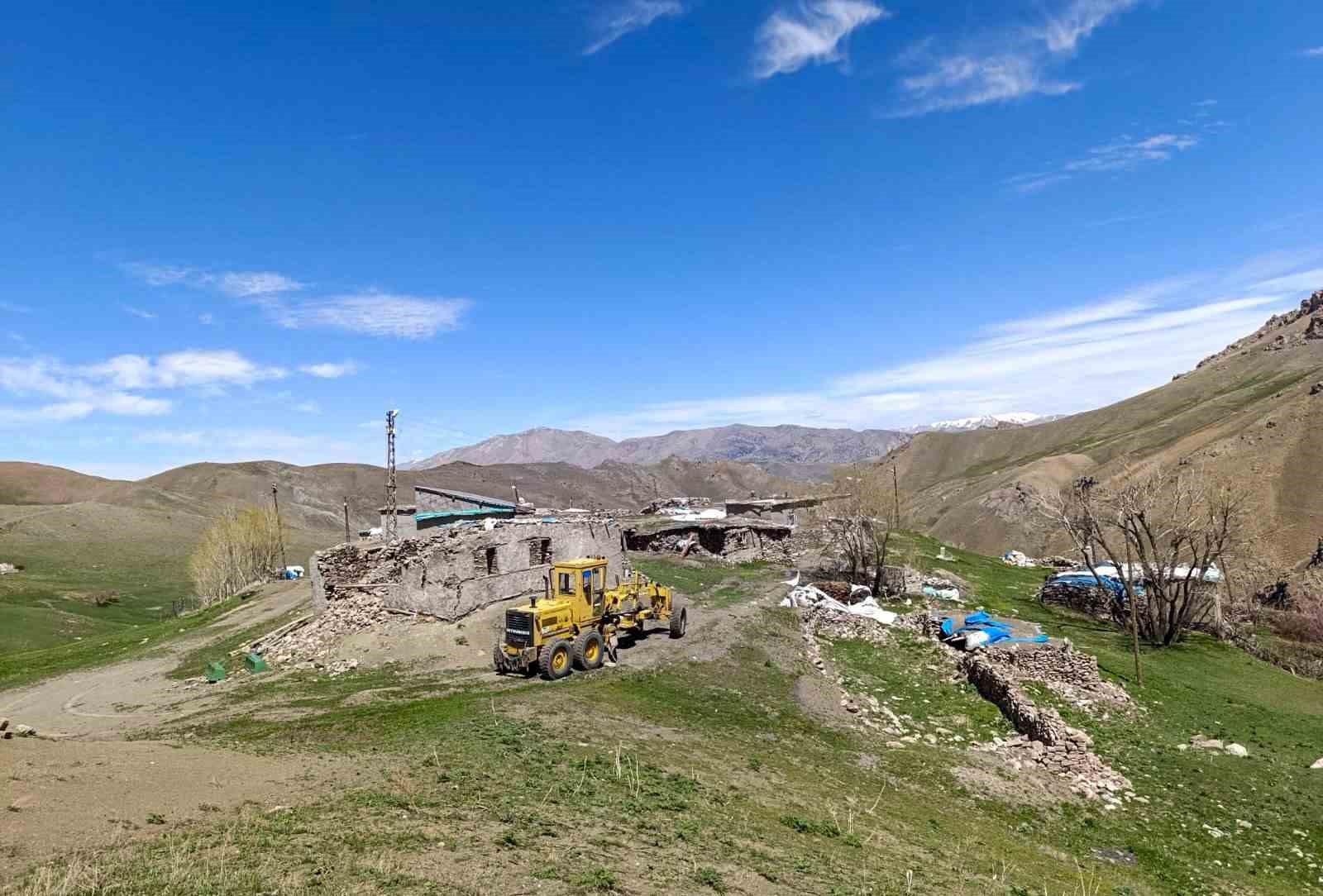 Van’da yol ve altyapı çalışmaları sürüyor