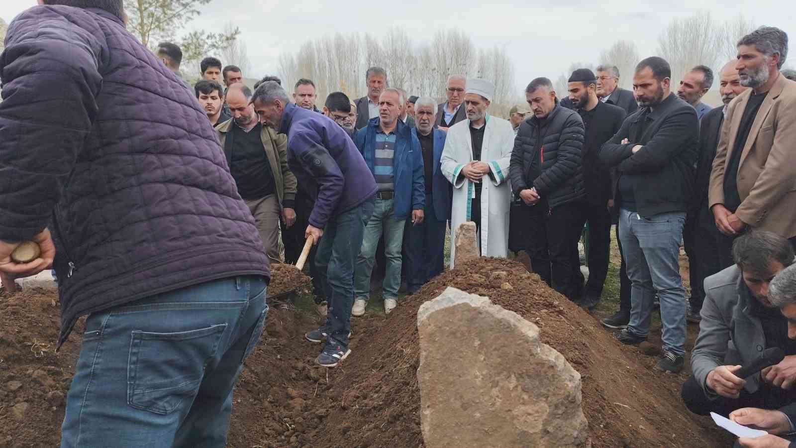 Van’daki trafik kazasında hayatını kaybeden baba ve iki kızı yan yana toprağa verildi